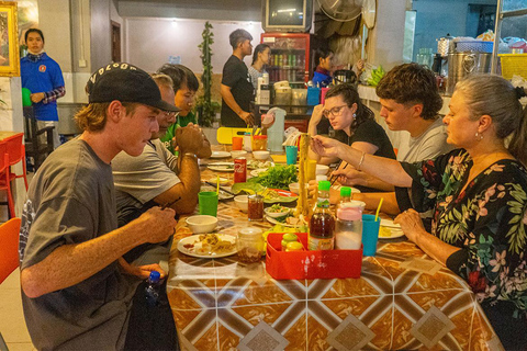 Phnom Penh Night Foodie Tour by Tuk Tuk z napojami