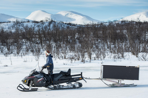 Abisko: Sneeuwscooter slee-expeditie met snack en warm drankjeAbisko: sneeuwscooter-slee-expeditie met snack en warme drank