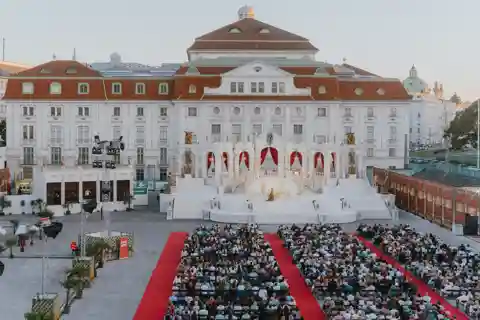 Wien: einzigartige Open-Air-Oper "La Traviata" - mit Sitzplatz