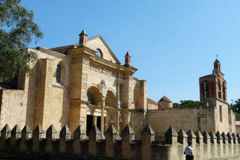 Private Colonial Zone Heritage Walk Guided by a Local Artist