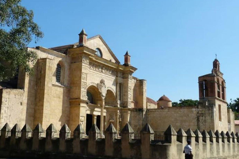 Private Colonial Zone Heritage Walk Guided by a Local Artist