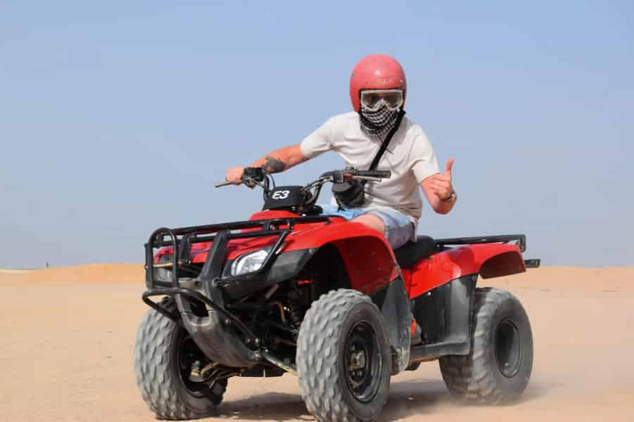 Hurghada: Quad in der Wüste, mit Barbecue und Transfer. Foto: GetYourGuide Hurghada: Quad in der Wüste, mit Barbecue und Transfer. Foto: GetYourGuide
