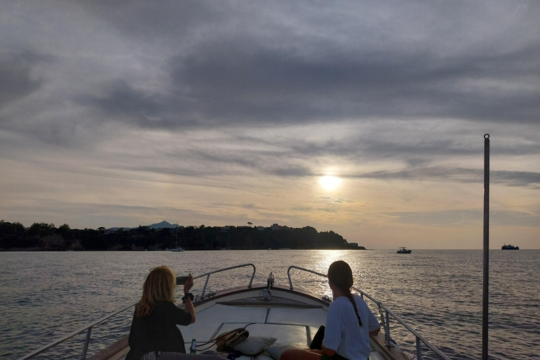 Procida : Excursion en bateau privé avec vue sur la mer et plongée en apnéeProcida Vue sur la mer