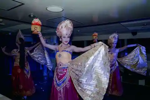 Benoa Bali: Sunset Dinner Cruise with Show and Live Music