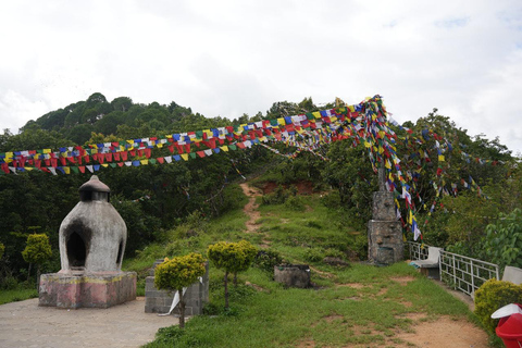 Katmandu: Wycieczka do klasztoru Pharping (jaskinia Asura i Yangleshö)