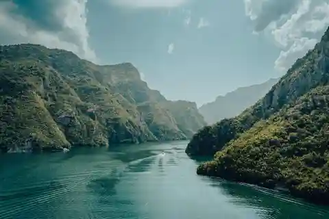 Río Shala y lago Komani: Tour en barco