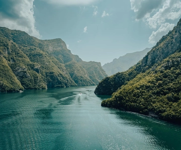 Río Shala y lago Komani: Tour en barco