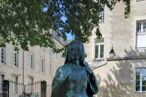 Nantes: Professional tour of the Château des ducs de Bretagne – ramparts, courtyard, moat