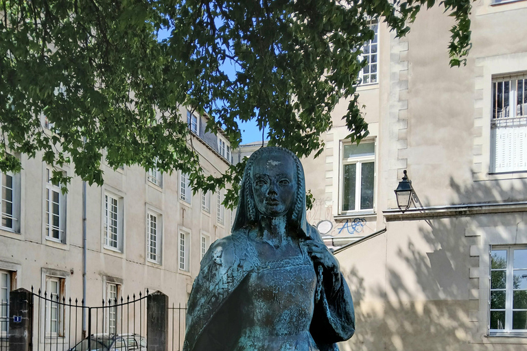 Nantes: Professional tour of the Château des ducs de Bretagne – ramparts, courtyard, moat