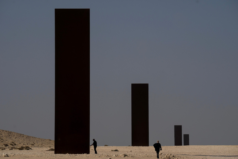 Doha: West of Qatar Tour mit Abholung und RückfahrtWest Of Qatar, Mushroom Rocks, Kamelrennen &amp; Richard Serra