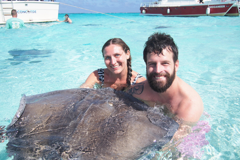 Grand Cayman: Catamaran Cruise with Stingray City & Snorkel