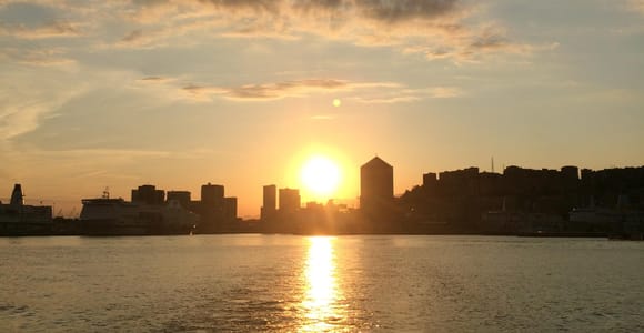 Genua: Sonnenuntergangsfahrt, um die Stadt mit Live-Musik zu bewundern
