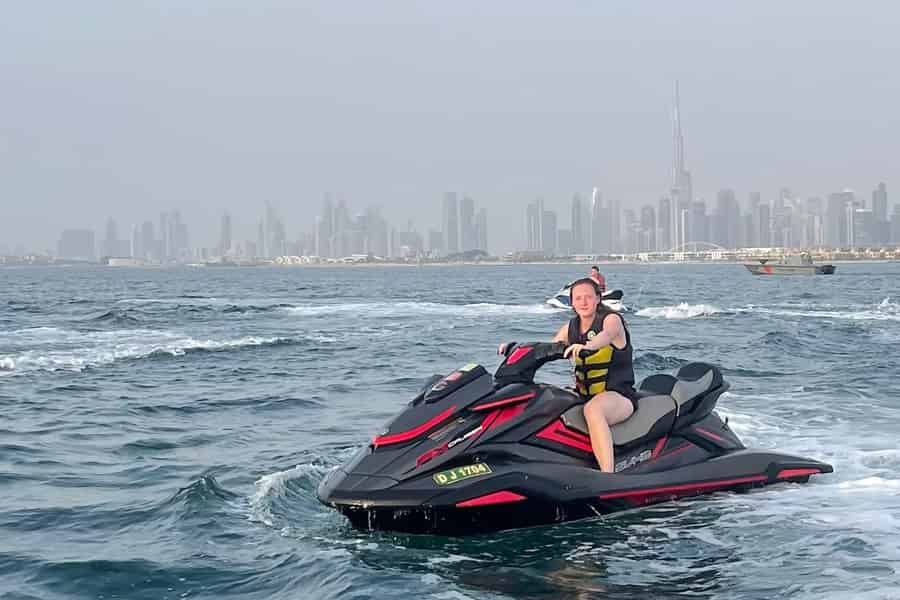 Dubai: 45 Minuten Jet Ski zum Burj Al Arab und Burj Khalifa.. Foto: GetYourGuide