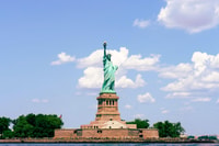 NYC, Estatua de Liberty y Ellis Island Tour con ferry - Housity