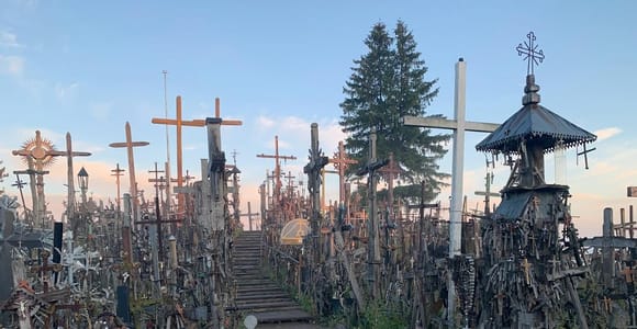 5,5-stündige gemeinsame Tour zum Berg der Kreuze von Riga aus
