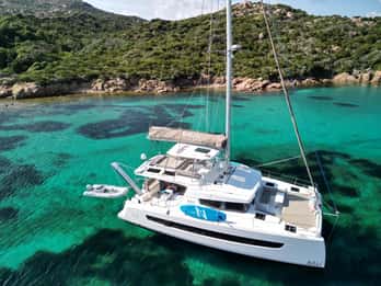 Yacht catamaran trip to the Lavezzi Islands