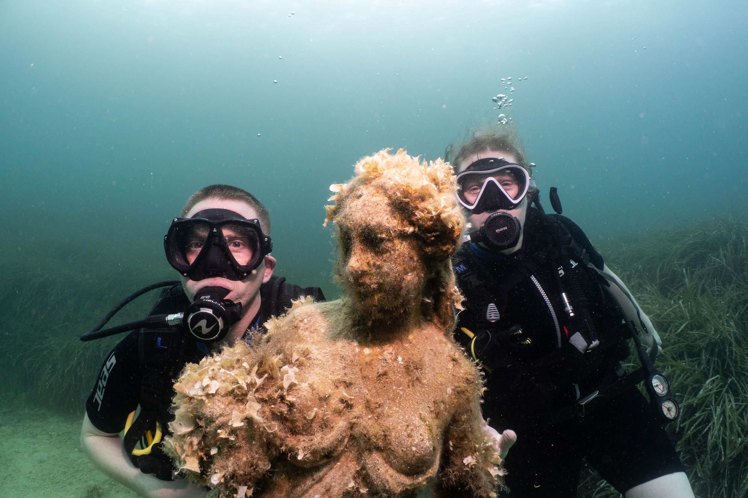 Malta: Gerätetauchen für Anfänger – Entdecke eine Unterwasserstatue