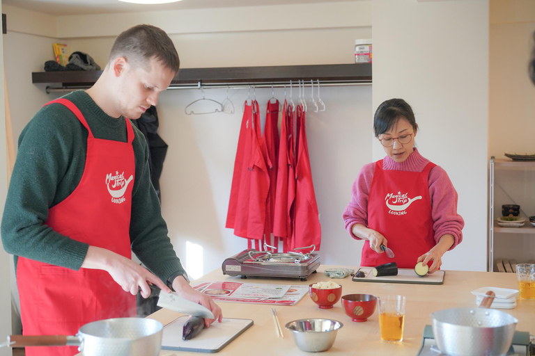 Tokyo: Corso di cucina di sushi con degustazione di sake