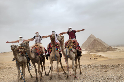 Von Sharm El Sheikh aus: Ganztagestour zu den Kairoer Pyramiden mit dem FlugzeugGruppentour mit Eintrittsgebühren und Mittagessen