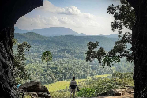 Kandy: Temple of Tooth, Train Ride, & Cave Waterfall Tour