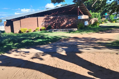 Victoria Falls: Walking Tour with Curio Market Visit