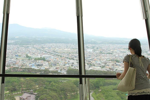Sapporo: Private 2-Day Lake Toya & Hakodate Tour with Hotel