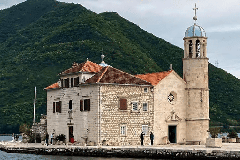 Stare miasto w Perast i kościół Matki Bożej na Skale: rejs wycieczkowy łodzią motorowąStare miasto Perast i kościół Na Skale: rejs łodzią motorową