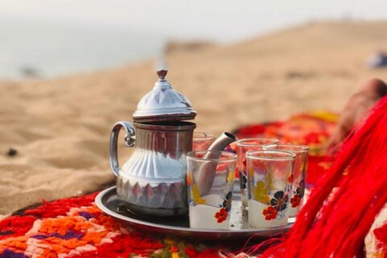 Expérience dans le désert de Timlalin au coucher du soleil, balade à dos de chameau et spectacle de feuExpérience au coucher du soleil dans le désert de Timlalin, balade à do