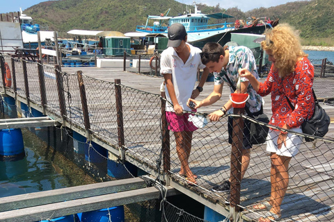 Hong Kong: Sampan Tour, Lamma Island, and Seafood Lunch