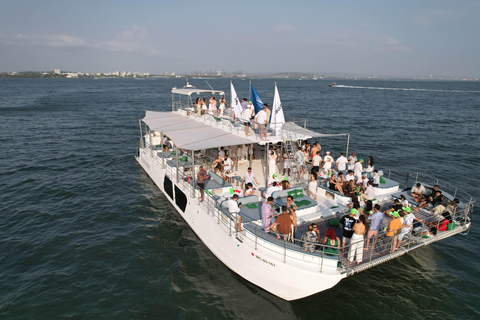 Cartagena: Catamaran Flamante Sunsetplan with Open Bar!