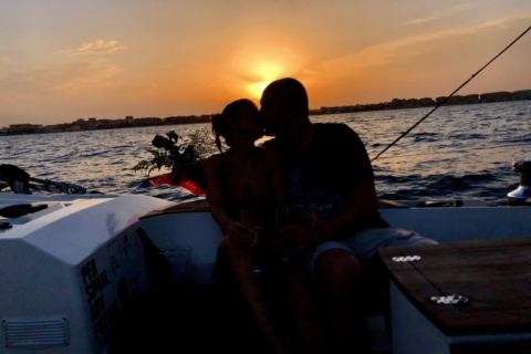 Valencia: Sonnenuntergangsfahrt auf einem Segelboot mit Getränken inklusiveValencia: Fahrt bei Sonnenuntergang mit einem Segelboot. Getränke inklusive.