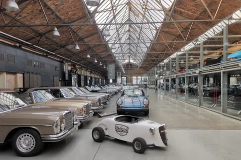 Klassische Remise Tour in einem Mini Hotrod