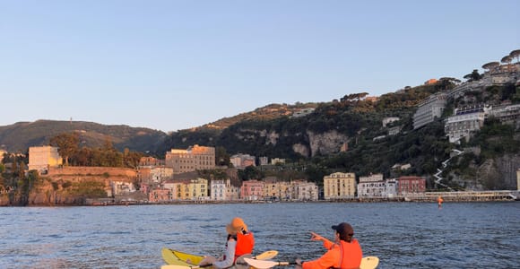Sorrent: Kajaktour in kleiner Gruppe zu den Bagni Regina Giovanna