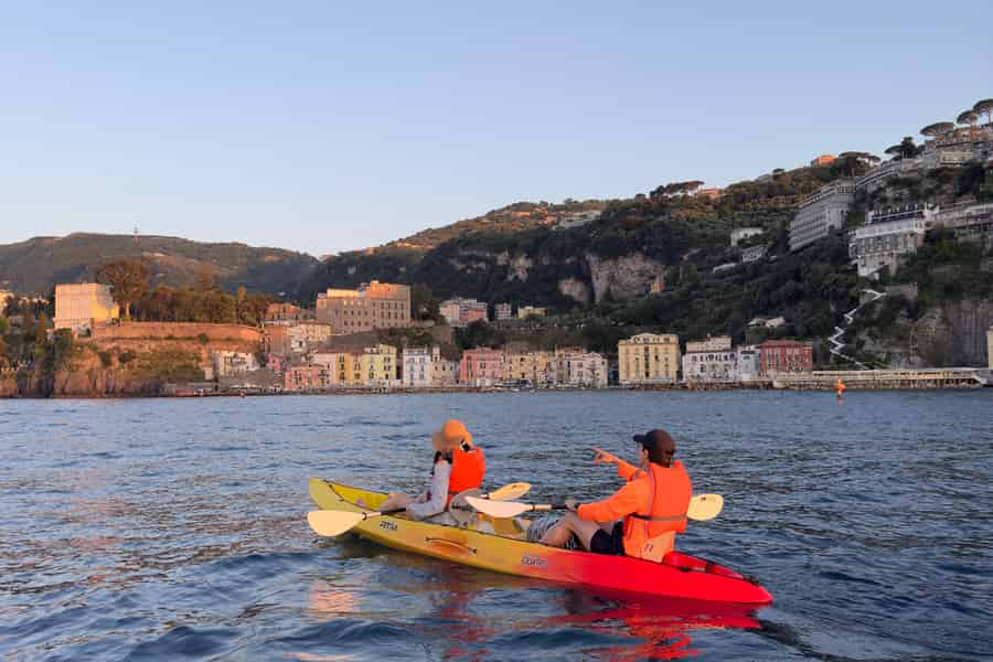 Sorrent: Kajaktour in kleiner Gruppe zu den Bagni Regina Giovanna. Foto: GetYourGuide