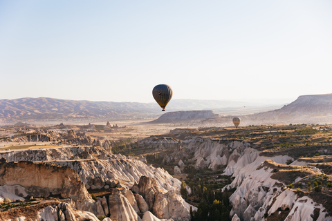 Capadócia: Passeio de balão de ar quente em Goreme com café da manhãVoo ao nascer do sol