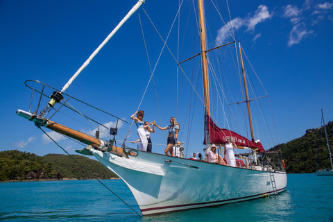 Från Airlie Beach: Kulturell rundtur på Hook Island, segling och snorkling