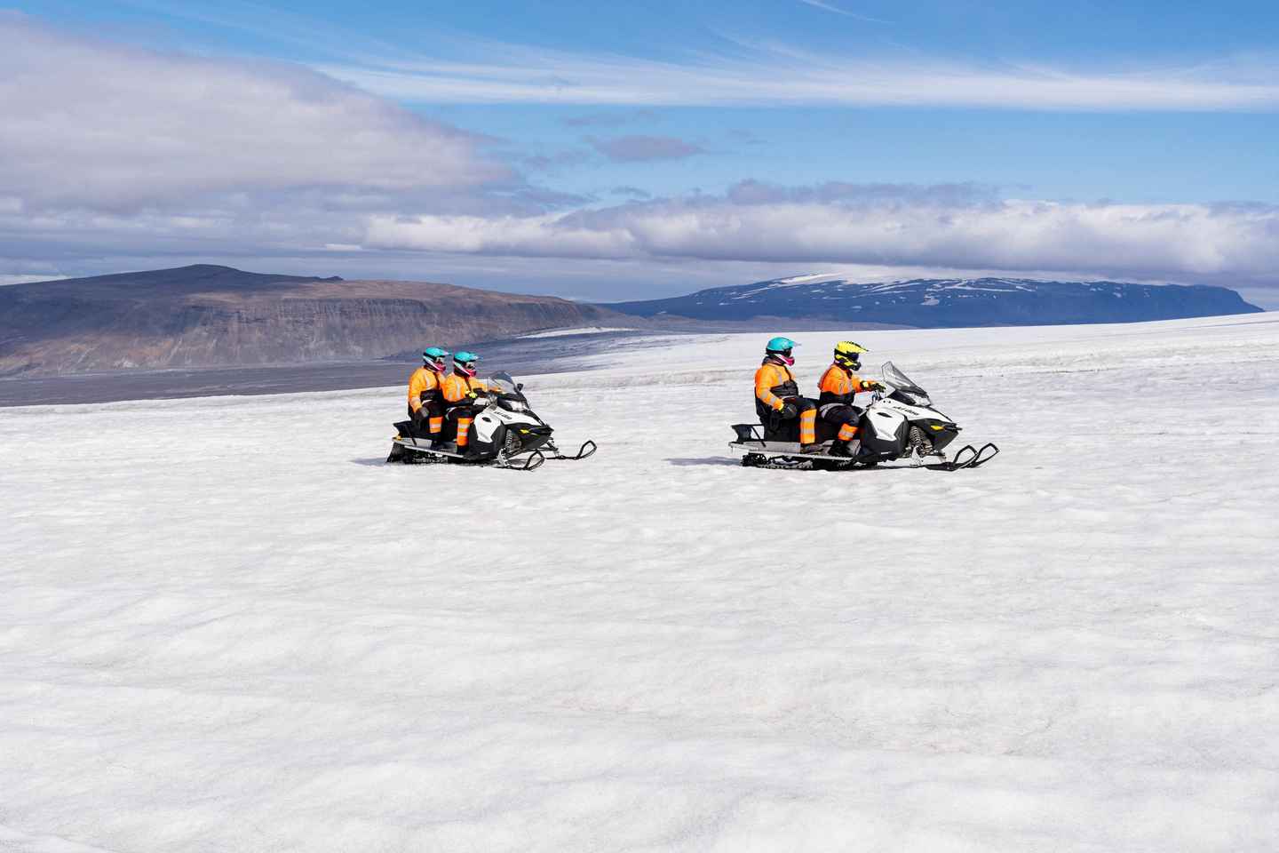 探秘冰川:雪地摩托与兰乔冰洞完美组合