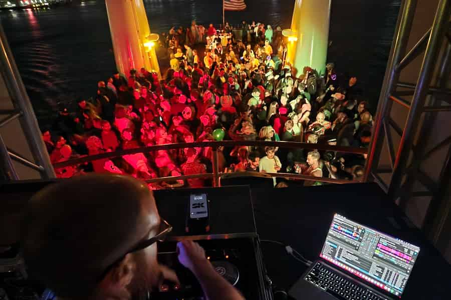 Seaport Summer Cruise: Die beste schwimmende Party in Boston