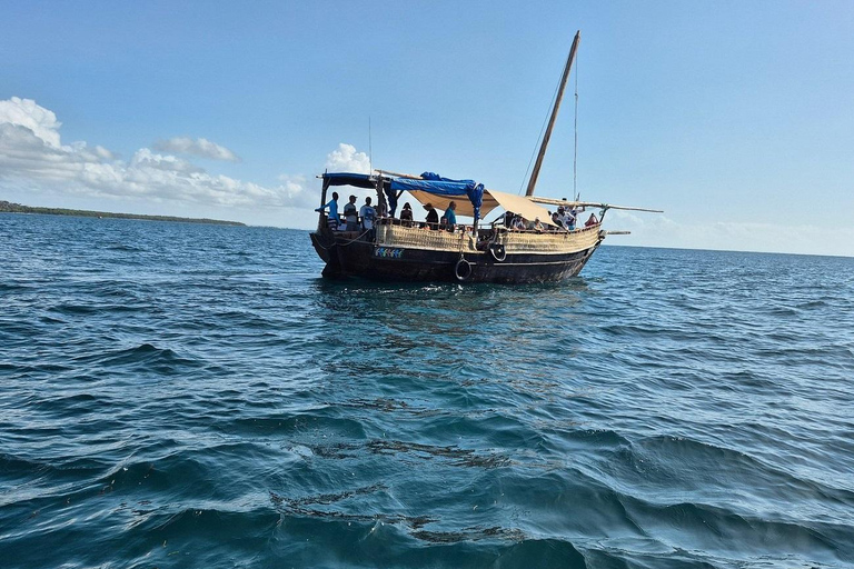 Diani Beach: Sunrise Boat Tour and Snorkeling Trip