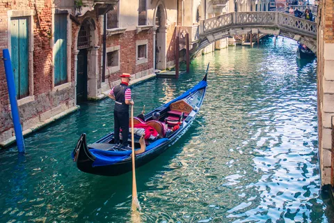 Venecia: Visita romántica en góndola y cena para dos