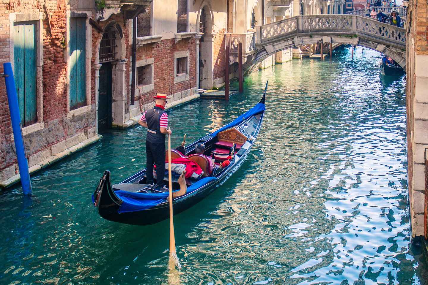 Venice: Romantic Gondola tour and Dinner for two - Price per couple : Gondola + Dinner for 2 people