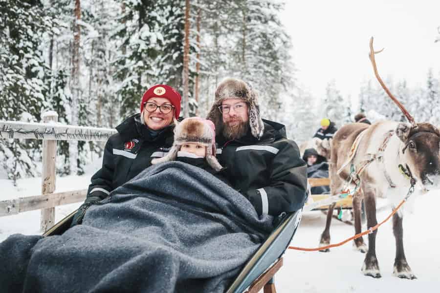 Rovaniemi: 2 km Rentierschlittenfahrt durch den Wald. Foto: GetYourGuide