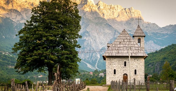 Halbprivate Tagestour nach Theth & zum Blauen Auge