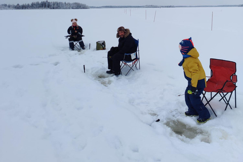 Aventura de pesca en hielo en Levi con sopa de salmón