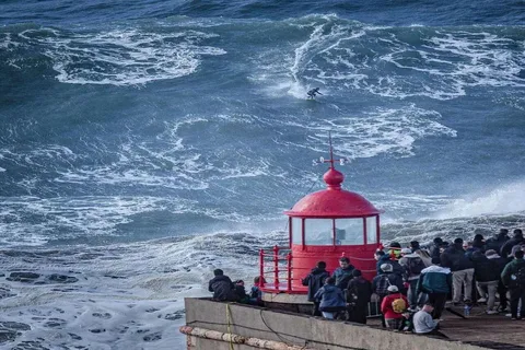 Nazaré: The Surf of the Giant Waves, departing from Lisbon