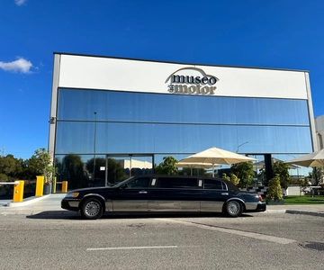 Benidorm: VIP Limousine tour to Museo del Motor