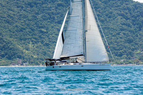 Rejs żaglówką w UbatubaWycieczka żaglówką w Ubatuba