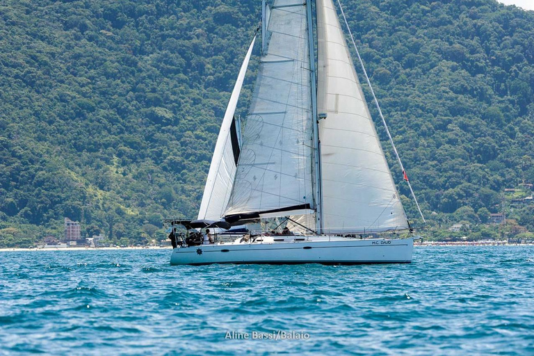 Rejs żaglówką w UbatubaWycieczka żaglówką w Ubatuba