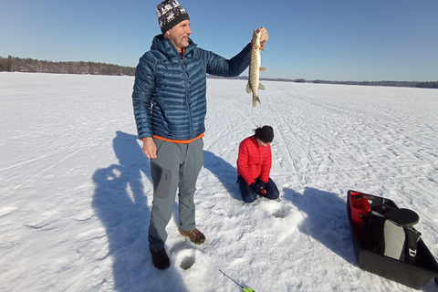 Desde Helsinki, experiencia de pesca en hielo con comida y bebida.