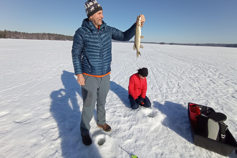 Depuis Helsinki, expérience de pêche sur glace avec repas et boisson.